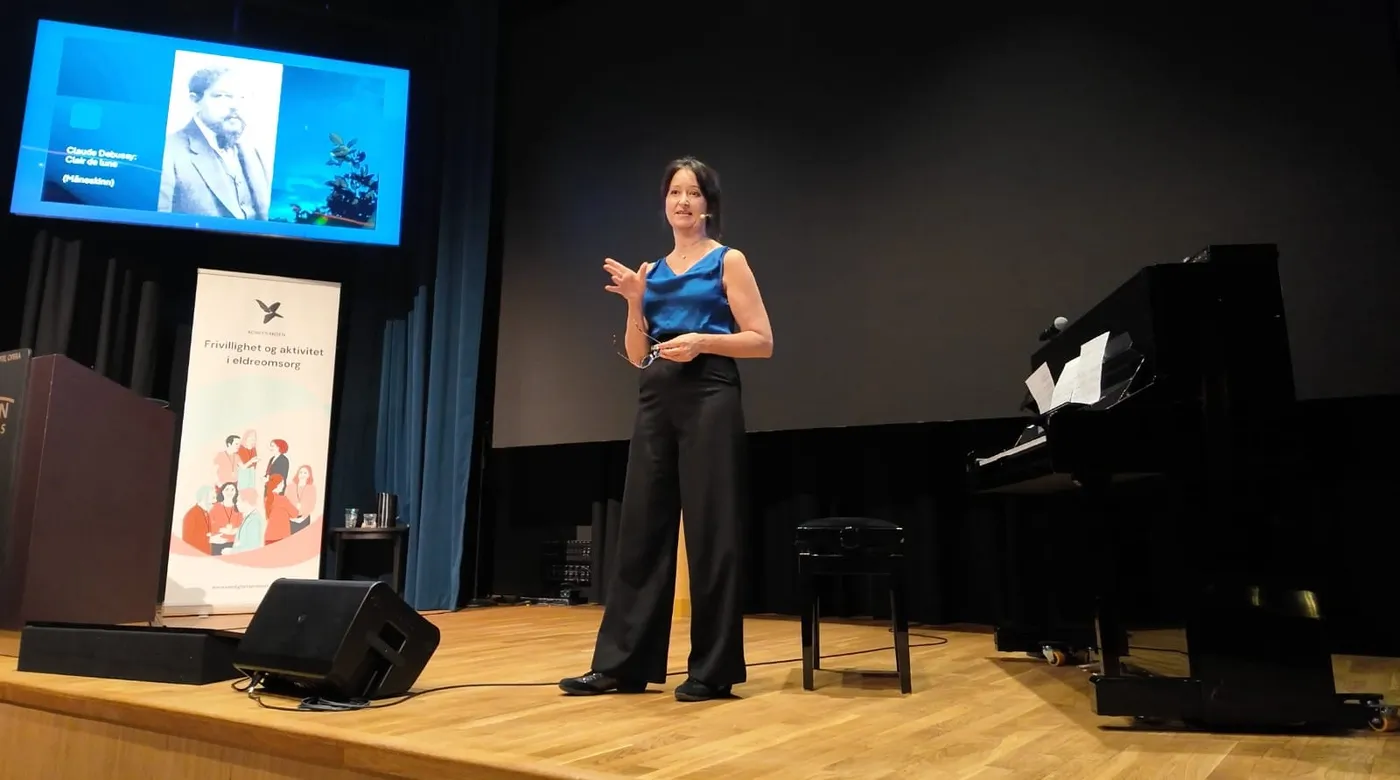 Annabel Guaita på scenen under The Listening Body