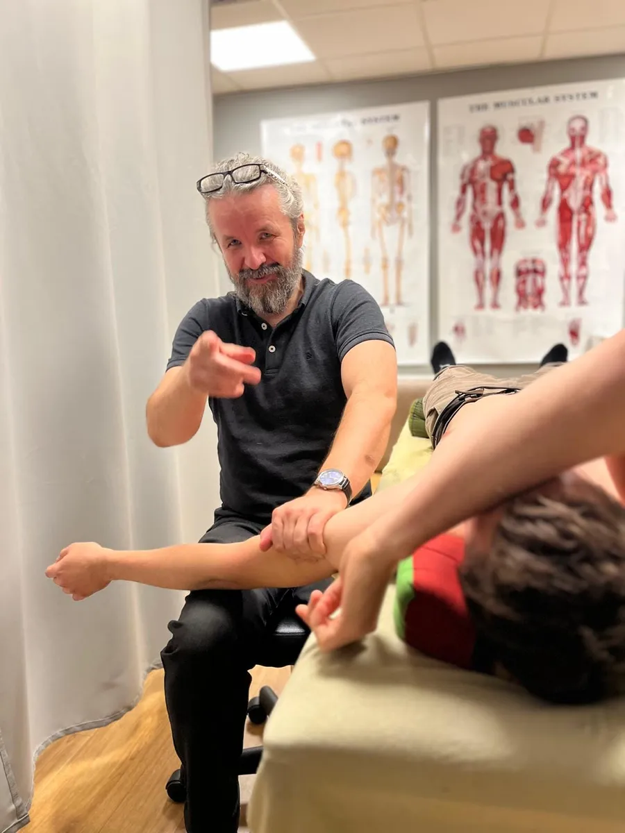 Piotr behandler armen til en klient