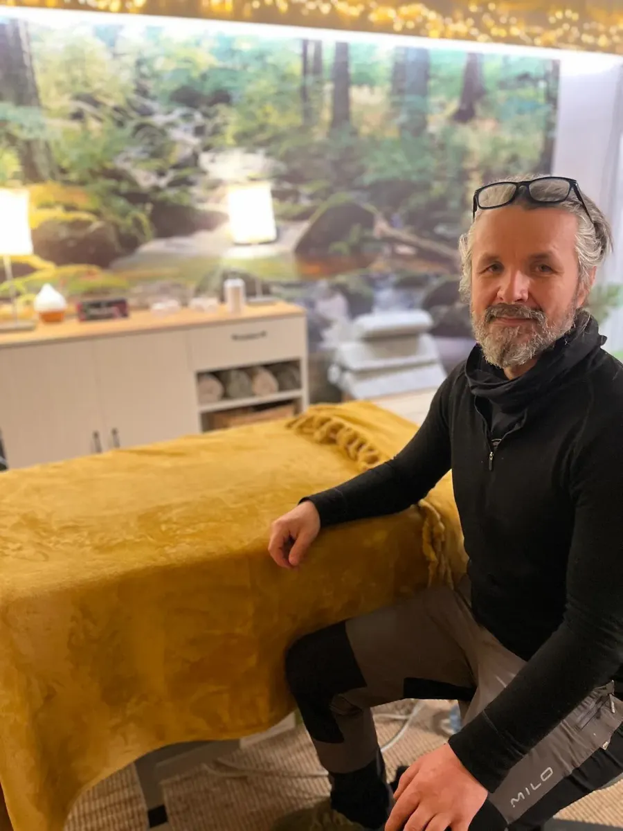 Piotr i behandlingsrommet på Rekstenbygget