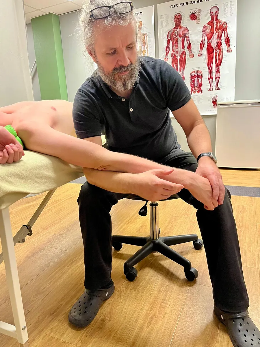 Tøyning av armen under behandling